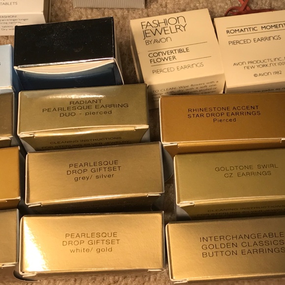 Avon Vintage Jewelry 24 piece lot Earrings. In original boxes. - Picture 5 of 9